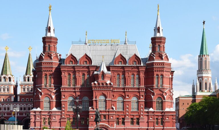Читать далее о этой статье Благодарность за организацию посещения отдела оружия ГИМа